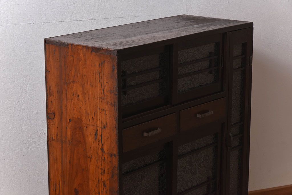 アンティーク家具　結霜ガラス入り!古い木製の収納棚(下駄箱)