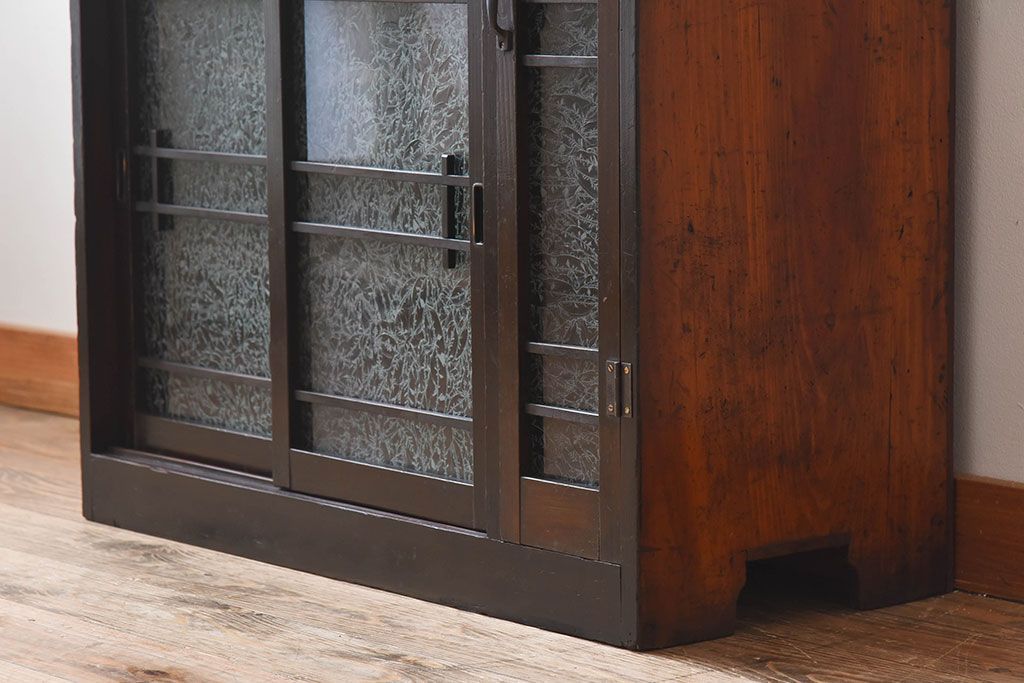 アンティーク家具　結霜ガラス入り!古い木製の収納棚(下駄箱)