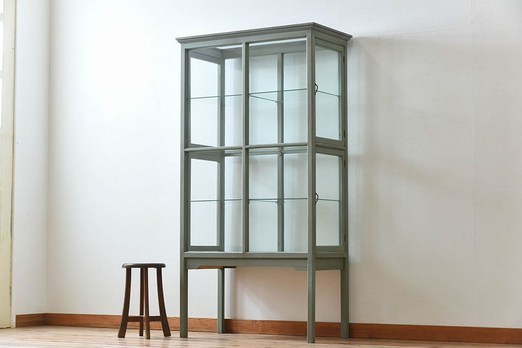 アンティーク家具　アンティーク　脚付き　縦型　上品なペイントガラスケース