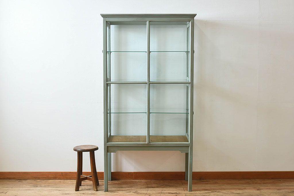 アンティーク家具　アンティーク　脚付き　縦型　上品なペイントガラスケース