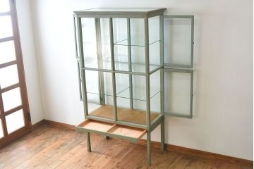 アンティーク家具　アンティーク　脚付き　縦型　上品なペイントガラスケース