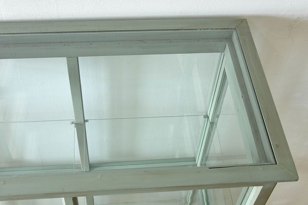 アンティーク家具　アンティーク　脚付き　縦型　上品なペイントガラスケース