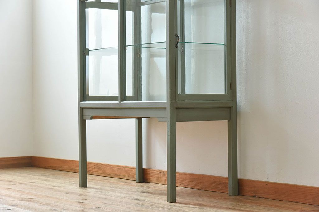 アンティーク家具　アンティーク　脚付き　縦型　上品なペイントガラスケース