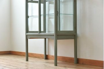 アンティーク家具　アンティーク　脚付き　縦型　上品なペイントガラスケース