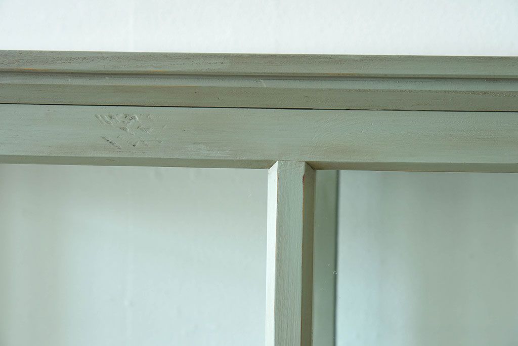 アンティーク家具　アンティーク　脚付き　縦型　上品なペイントガラスケース