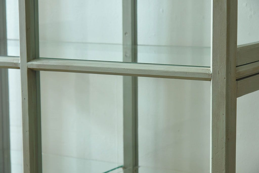 アンティーク家具　アンティーク　脚付き　縦型　上品なペイントガラスケース