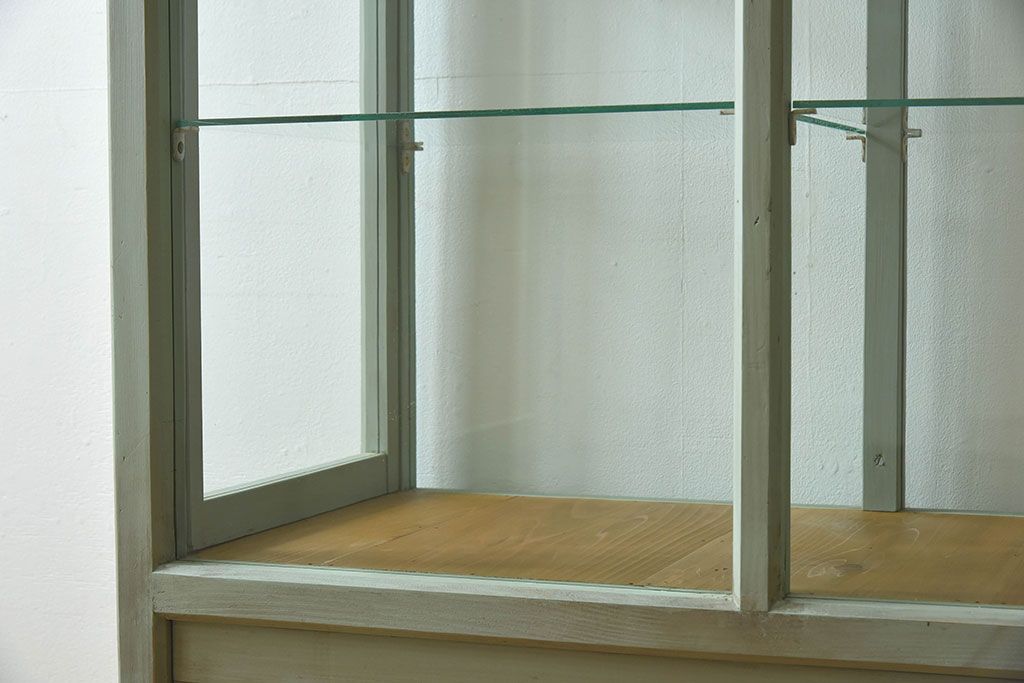 アンティーク家具　アンティーク　脚付き　縦型　上品なペイントガラスケース