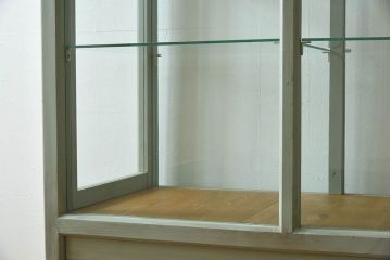 アンティーク家具　アンティーク　脚付き　縦型　上品なペイントガラスケース