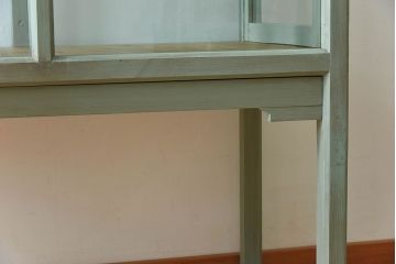 アンティーク家具　アンティーク　脚付き　縦型　上品なペイントガラスケース