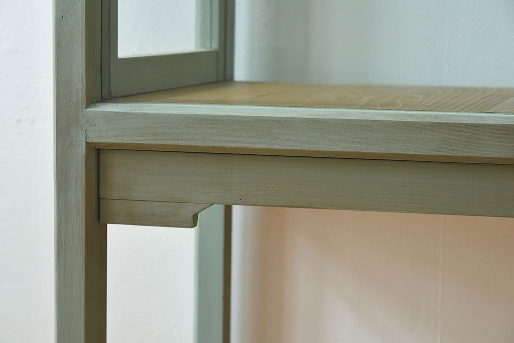 アンティーク家具　アンティーク　脚付き　縦型　上品なペイントガラスケース