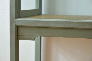 アンティーク家具　アンティーク　脚付き　縦型　上品なペイントガラスケース