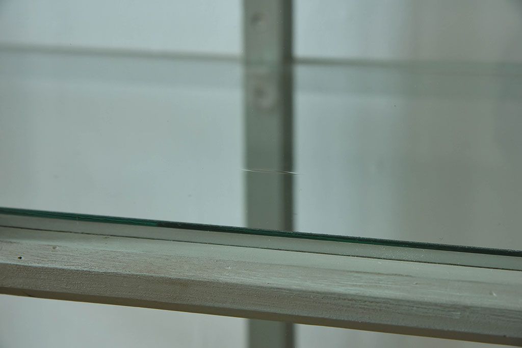 アンティーク家具　アンティーク　脚付き　縦型　上品なペイントガラスケース