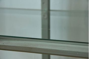 アンティーク家具　アンティーク　脚付き　縦型　上品なペイントガラスケース