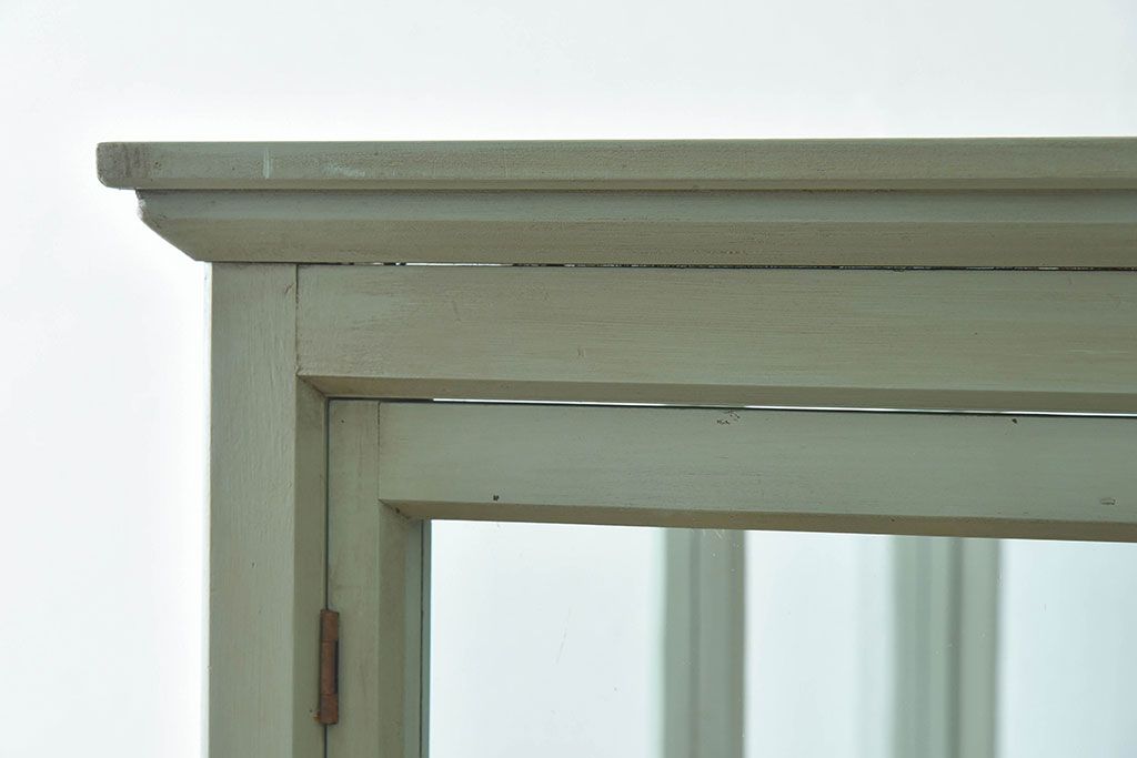 アンティーク家具　アンティーク　脚付き　縦型　上品なペイントガラスケース