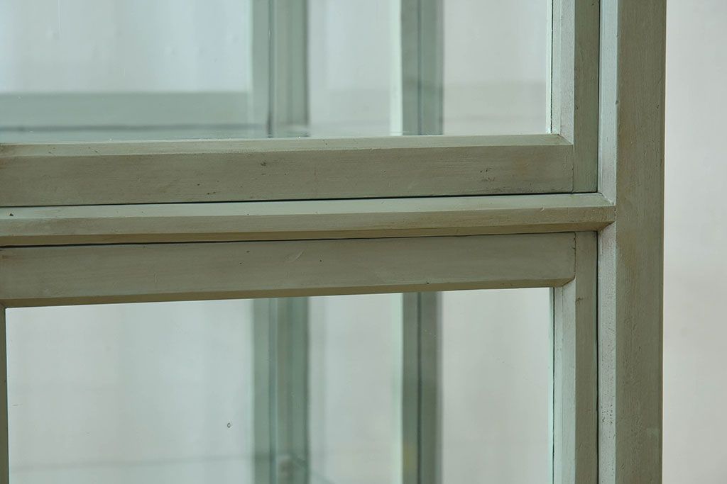 アンティーク家具　アンティーク　脚付き　縦型　上品なペイントガラスケース