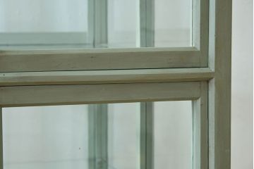 アンティーク家具　アンティーク　脚付き　縦型　上品なペイントガラスケース