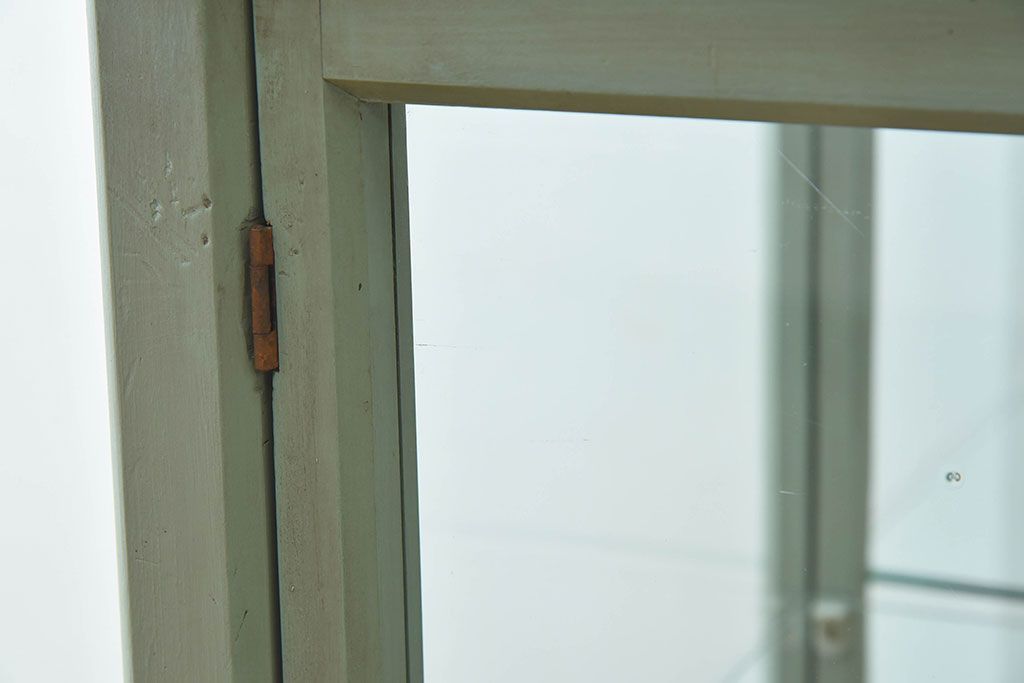 アンティーク家具　アンティーク　脚付き　縦型　上品なペイントガラスケース