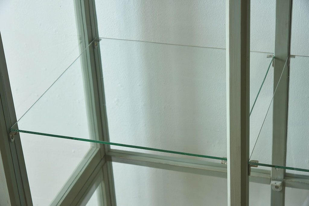 アンティーク家具　アンティーク　脚付き　縦型　上品なペイントガラスケース