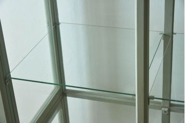 アンティーク家具　アンティーク　脚付き　縦型　上品なペイントガラスケース