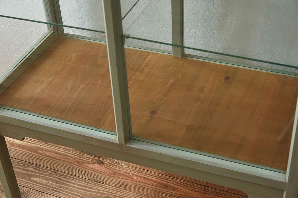 アンティーク家具　アンティーク　脚付き　縦型　上品なペイントガラスケース