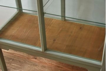 アンティーク家具　アンティーク　脚付き　縦型　上品なペイントガラスケース