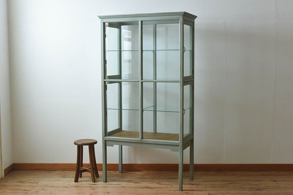 アンティーク家具　アンティーク　脚付き　縦型　上品なペイントガラスケース