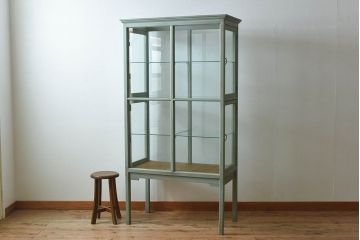 アンティーク家具　アンティーク　脚付き　縦型　上品なペイントガラスケース