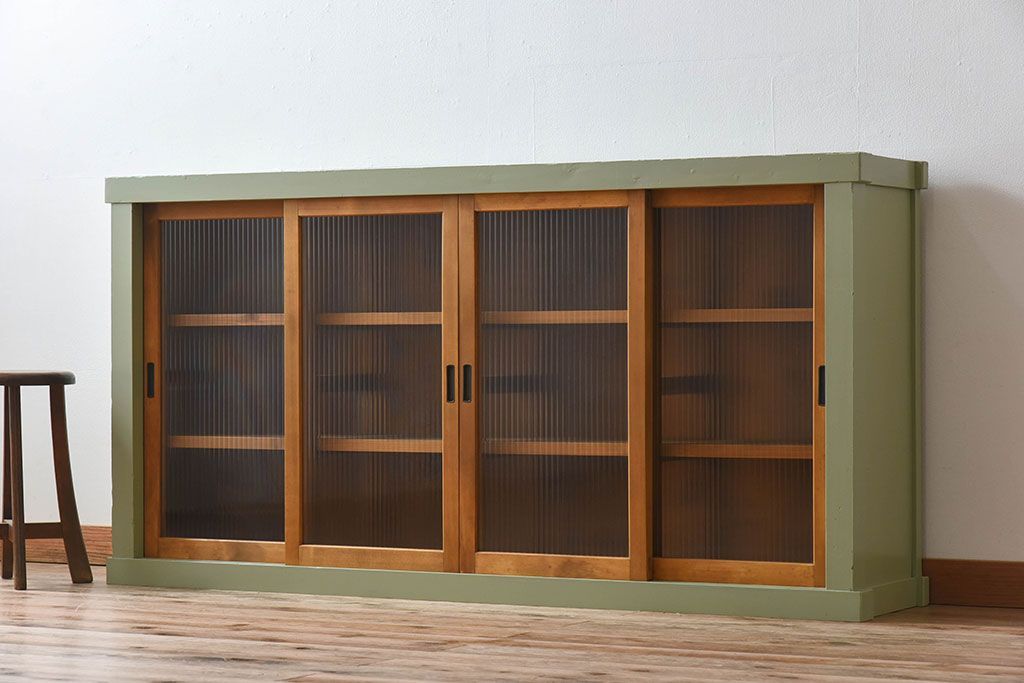 アンティーク家具　アンティークペイント　4枚引き戸　モールガラス戸のおしゃれなローボード