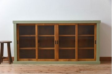 アンティーク家具　アンティークペイント　4枚引き戸　モールガラス戸のおしゃれなローボード