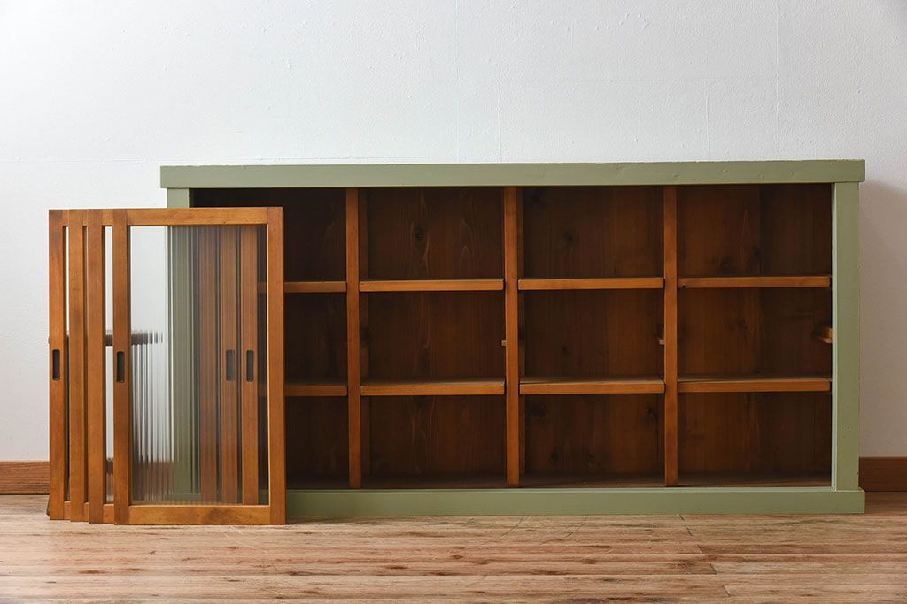 アンティーク家具　アンティークペイント　4枚引き戸　モールガラス戸のおしゃれなローボード