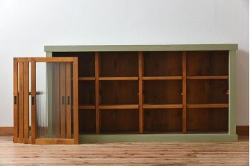 アンティーク家具　アンティークペイント　4枚引き戸　モールガラス戸のおしゃれなローボード