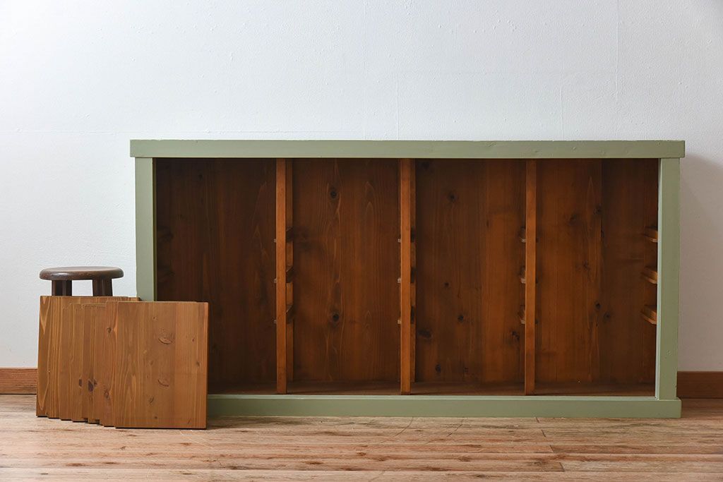 アンティーク家具　アンティークペイント　4枚引き戸　モールガラス戸のおしゃれなローボード