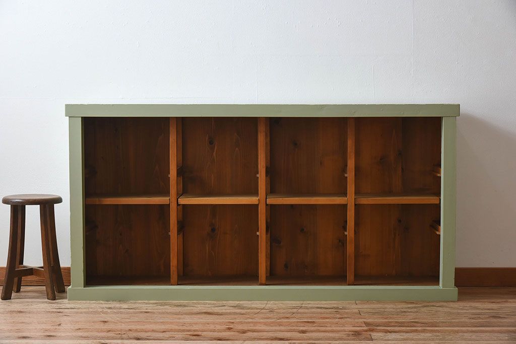 アンティーク家具　アンティークペイント　4枚引き戸　モールガラス戸のおしゃれなローボード