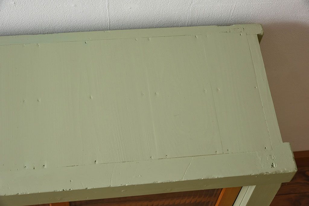 アンティーク家具　アンティークペイント　4枚引き戸　モールガラス戸のおしゃれなローボード