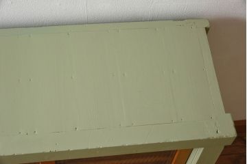 アンティーク家具　アンティークペイント　4枚引き戸　モールガラス戸のおしゃれなローボード