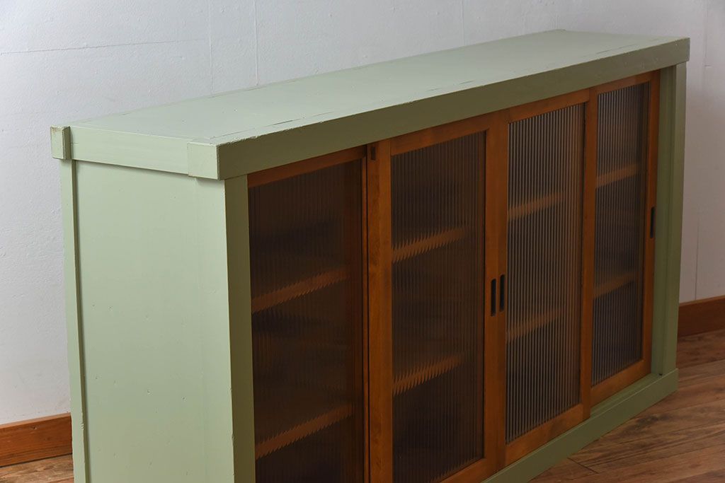 アンティーク家具　アンティークペイント　4枚引き戸　モールガラス戸のおしゃれなローボード