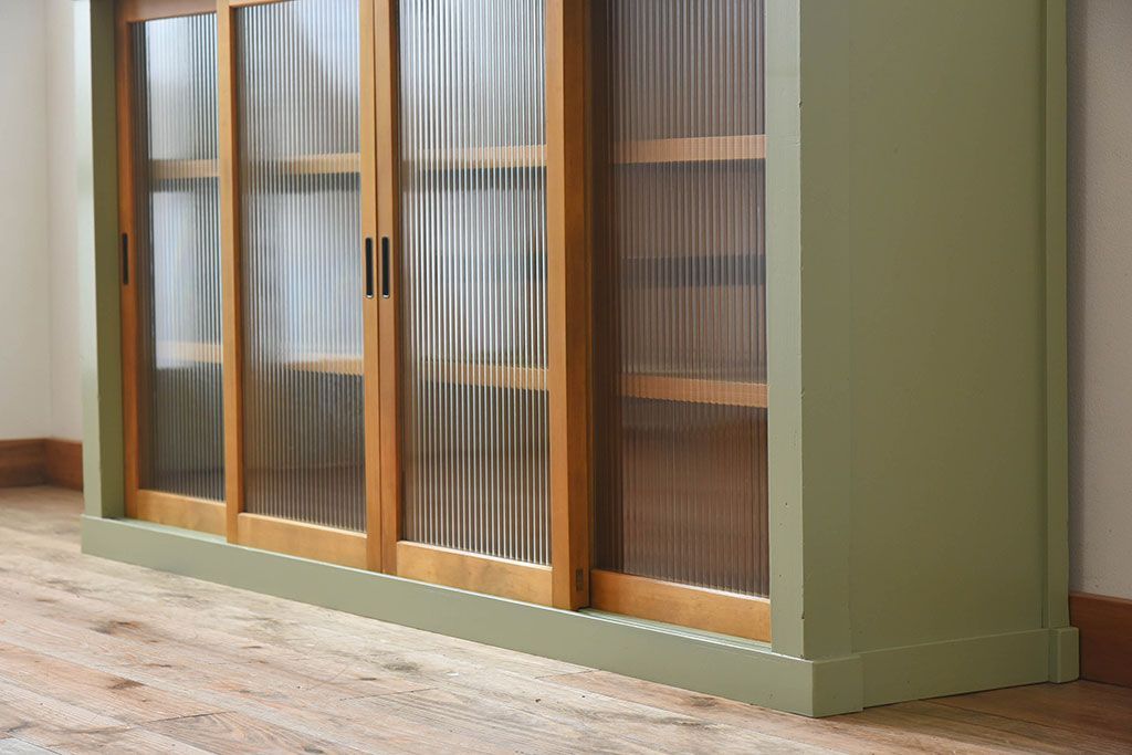 アンティーク家具　アンティークペイント　4枚引き戸　モールガラス戸のおしゃれなローボード