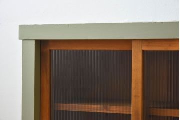 アンティーク家具　アンティークペイント　4枚引き戸　モールガラス戸のおしゃれなローボード