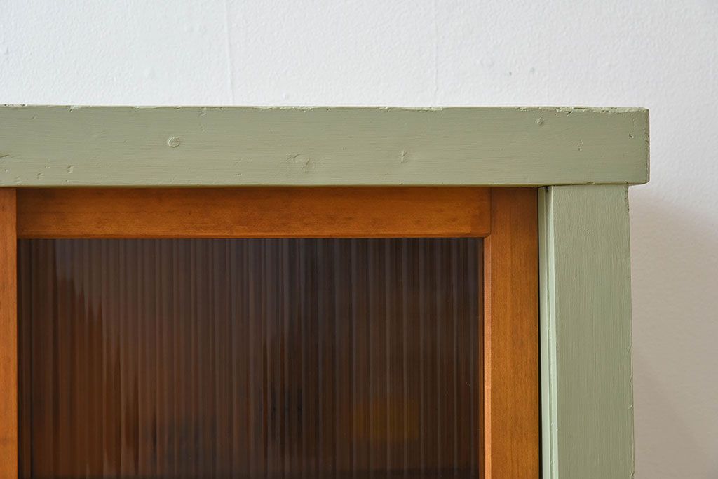 アンティーク家具　アンティークペイント　4枚引き戸　モールガラス戸のおしゃれなローボード