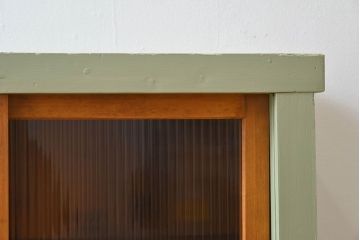 アンティーク家具　アンティークペイント　4枚引き戸　モールガラス戸のおしゃれなローボード