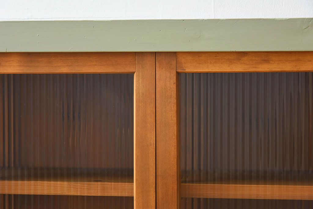 アンティーク家具　アンティークペイント　4枚引き戸　モールガラス戸のおしゃれなローボード