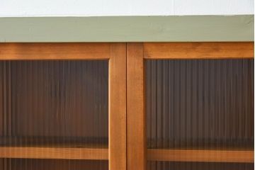 アンティーク家具　アンティークペイント　4枚引き戸　モールガラス戸のおしゃれなローボード