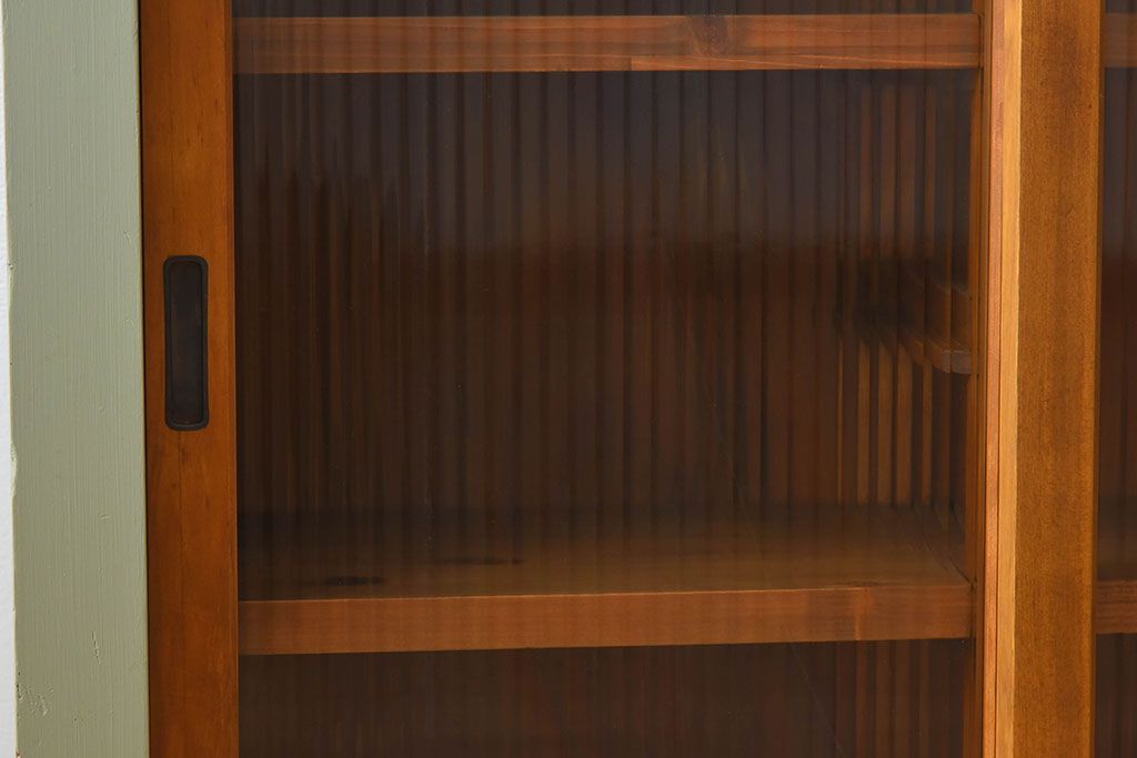 アンティーク家具　アンティークペイント　4枚引き戸　モールガラス戸のおしゃれなローボード