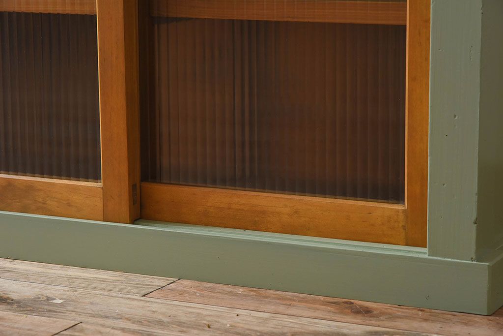 アンティーク家具　アンティークペイント　4枚引き戸　モールガラス戸のおしゃれなローボード