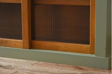 アンティーク家具　アンティークペイント　4枚引き戸　モールガラス戸のおしゃれなローボード