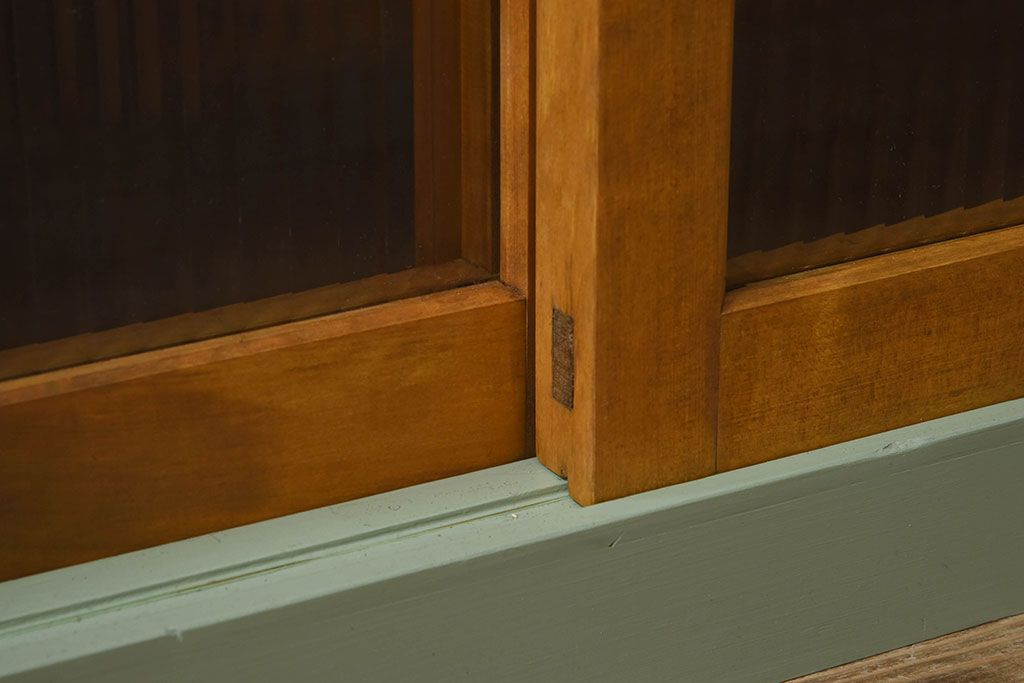 アンティーク家具　アンティークペイント　4枚引き戸　モールガラス戸のおしゃれなローボード