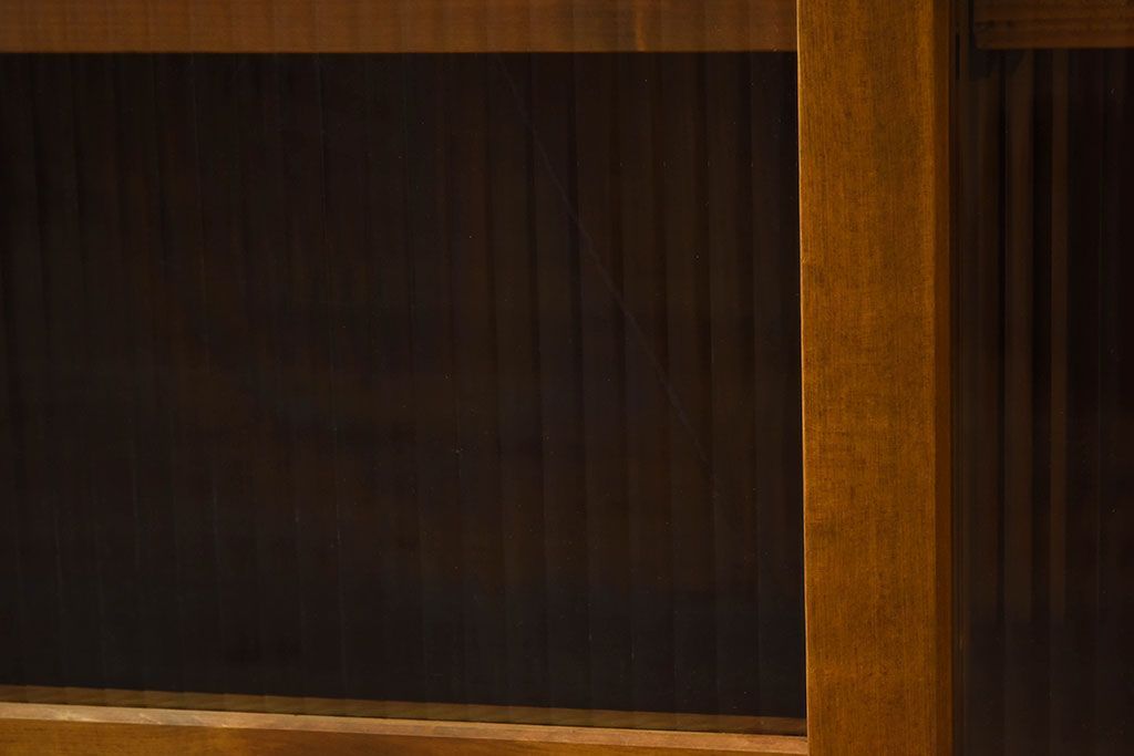 アンティーク家具　アンティークペイント　4枚引き戸　モールガラス戸のおしゃれなローボード