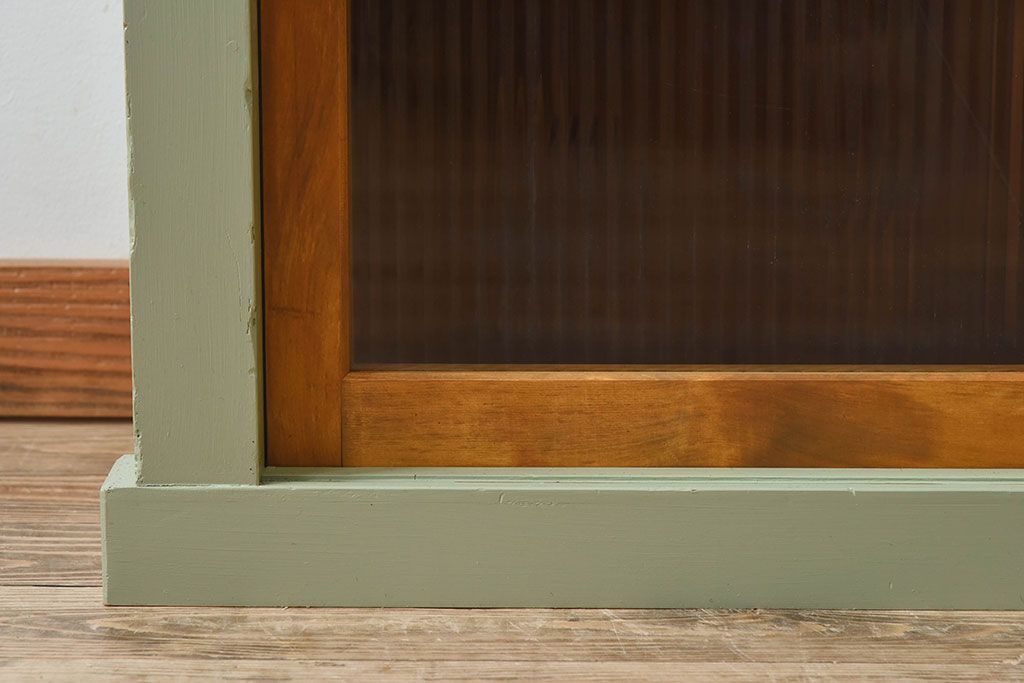 アンティーク家具　アンティークペイント　4枚引き戸　モールガラス戸のおしゃれなローボード