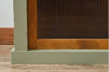 アンティーク家具　アンティークペイント　4枚引き戸　モールガラス戸のおしゃれなローボード