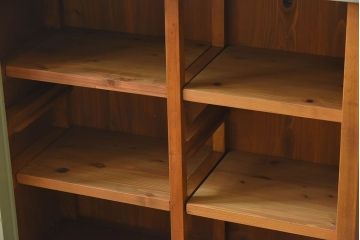 アンティーク家具　アンティークペイント　4枚引き戸　モールガラス戸のおしゃれなローボード